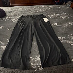 Lululemon Size 12 Palazzo Pant Short Black
